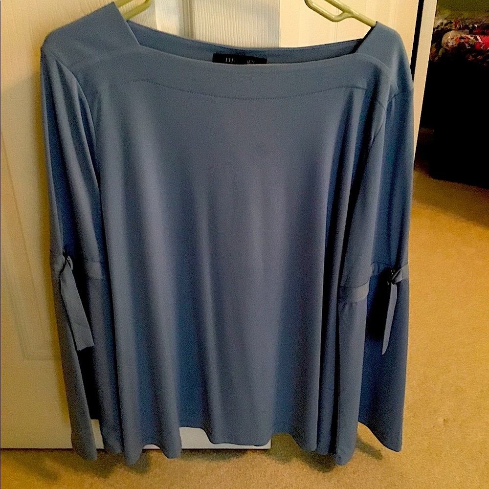 Women’s top. Dressy and non wrinkle.